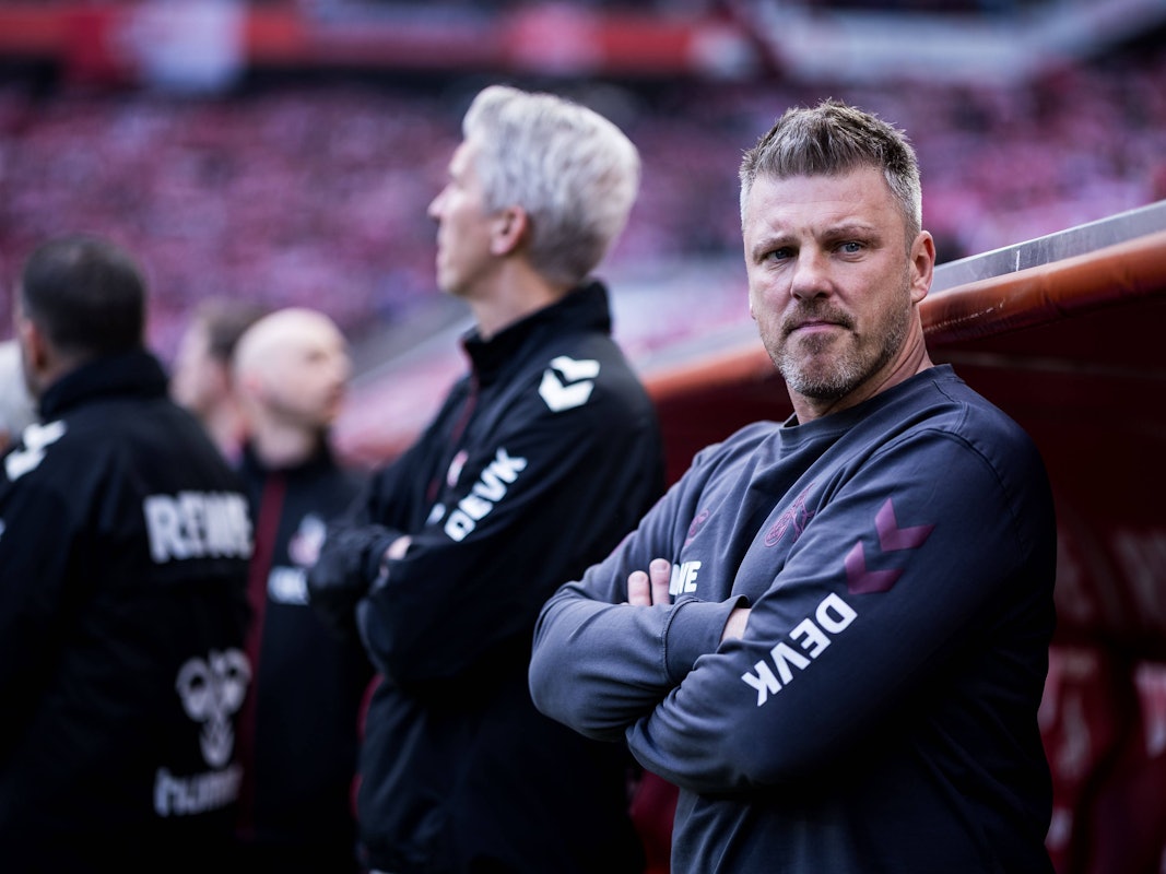 Lukas Kwasniok steht mit verschränkten Armen an der Seitenlinie.