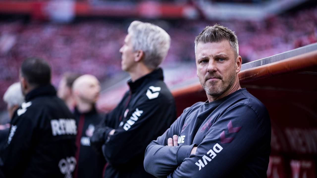 Lukas Kwasniok steht mit verschränkten Armen an der Seitenlinie.