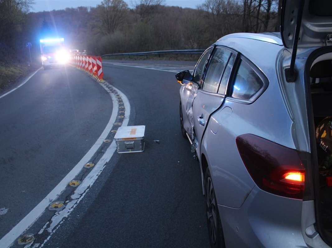 Ein Motorrad liegt nach einem Unfall auf der Straße. (Symbolbild)