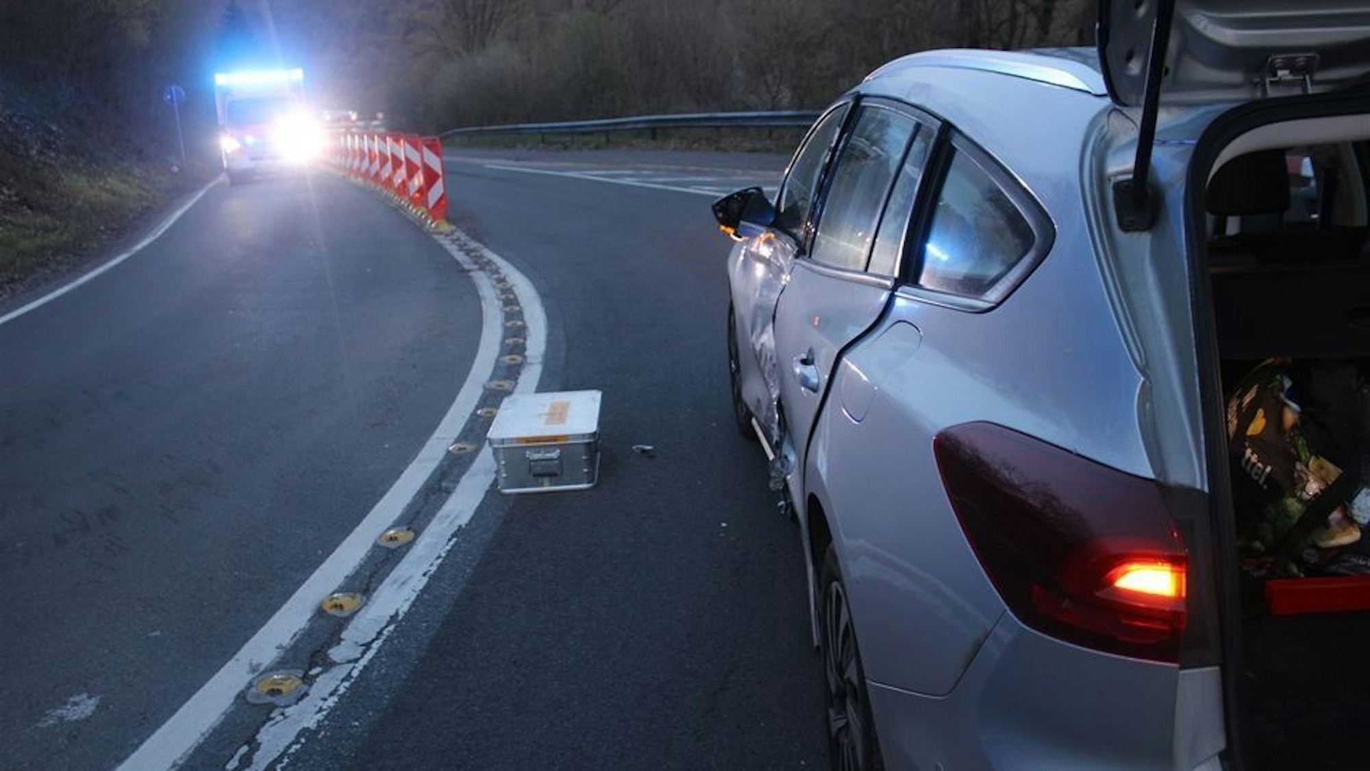 Ein Motorrad liegt nach einem Unfall auf der Straße. (Symbolbild)