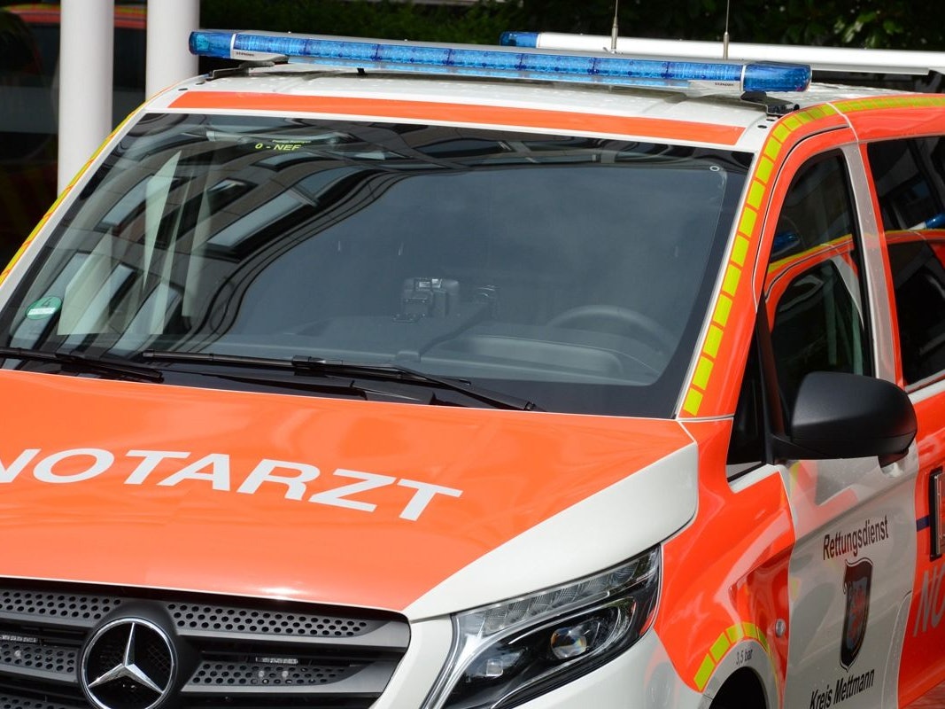 Ein Notarztfahrzeug steht auf einer Straße.