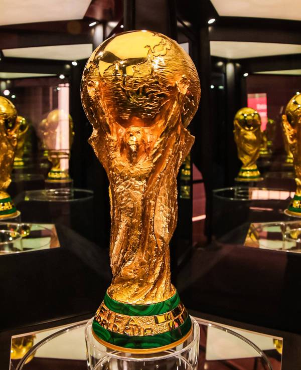 Das Foto zeigt die WM-Trophäe in einer Austellung.