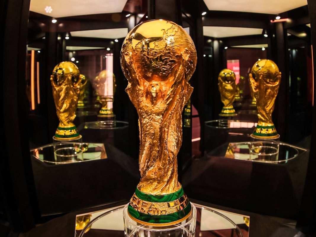 Das Foto zeigt die WM-Trophäe in einer Austellung.