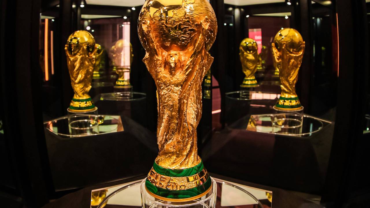 Das Foto zeigt die WM-Trophäe in einer Austellung.