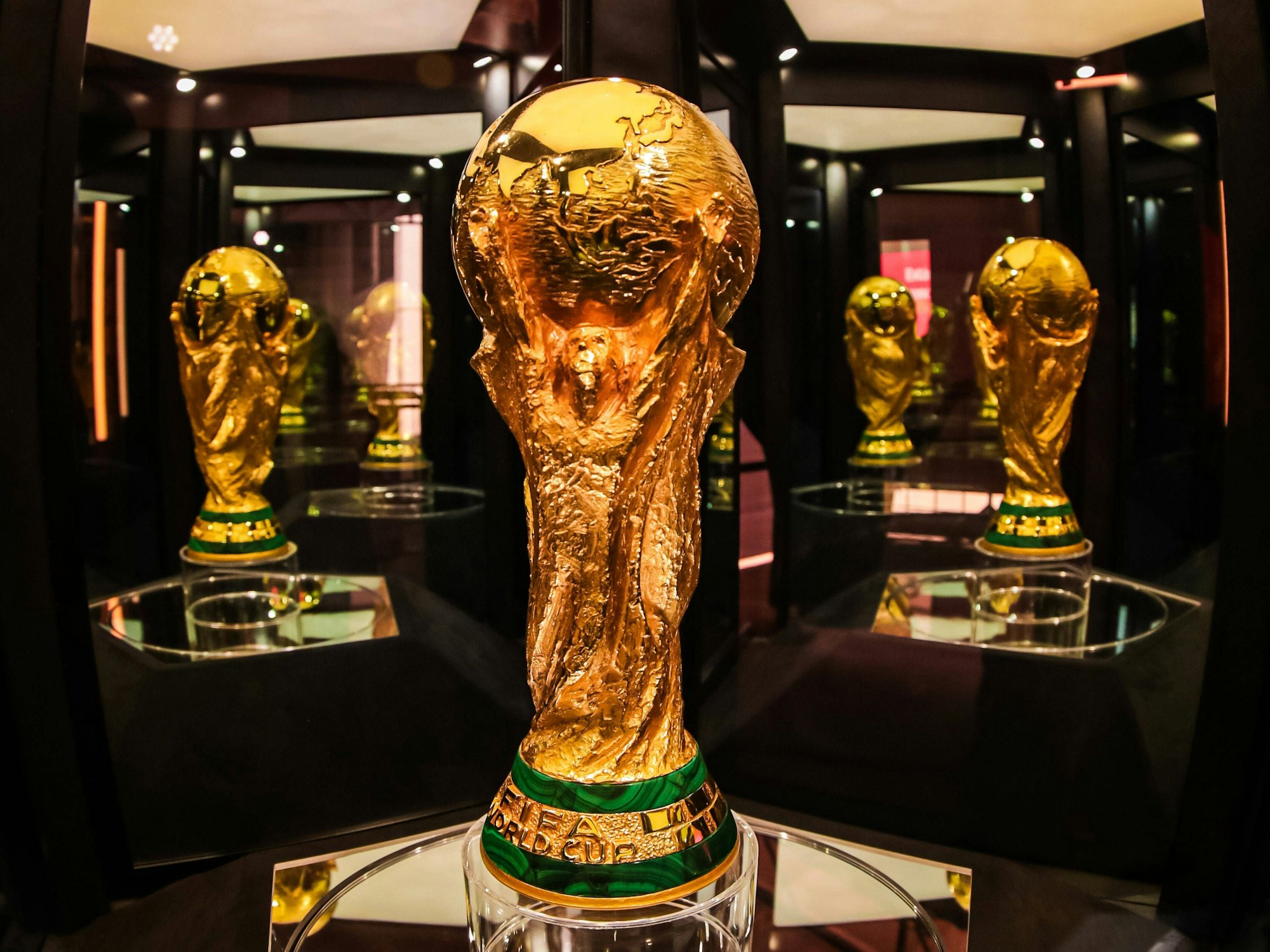 Das Foto zeigt die WM-Trophäe in einer Austellung.