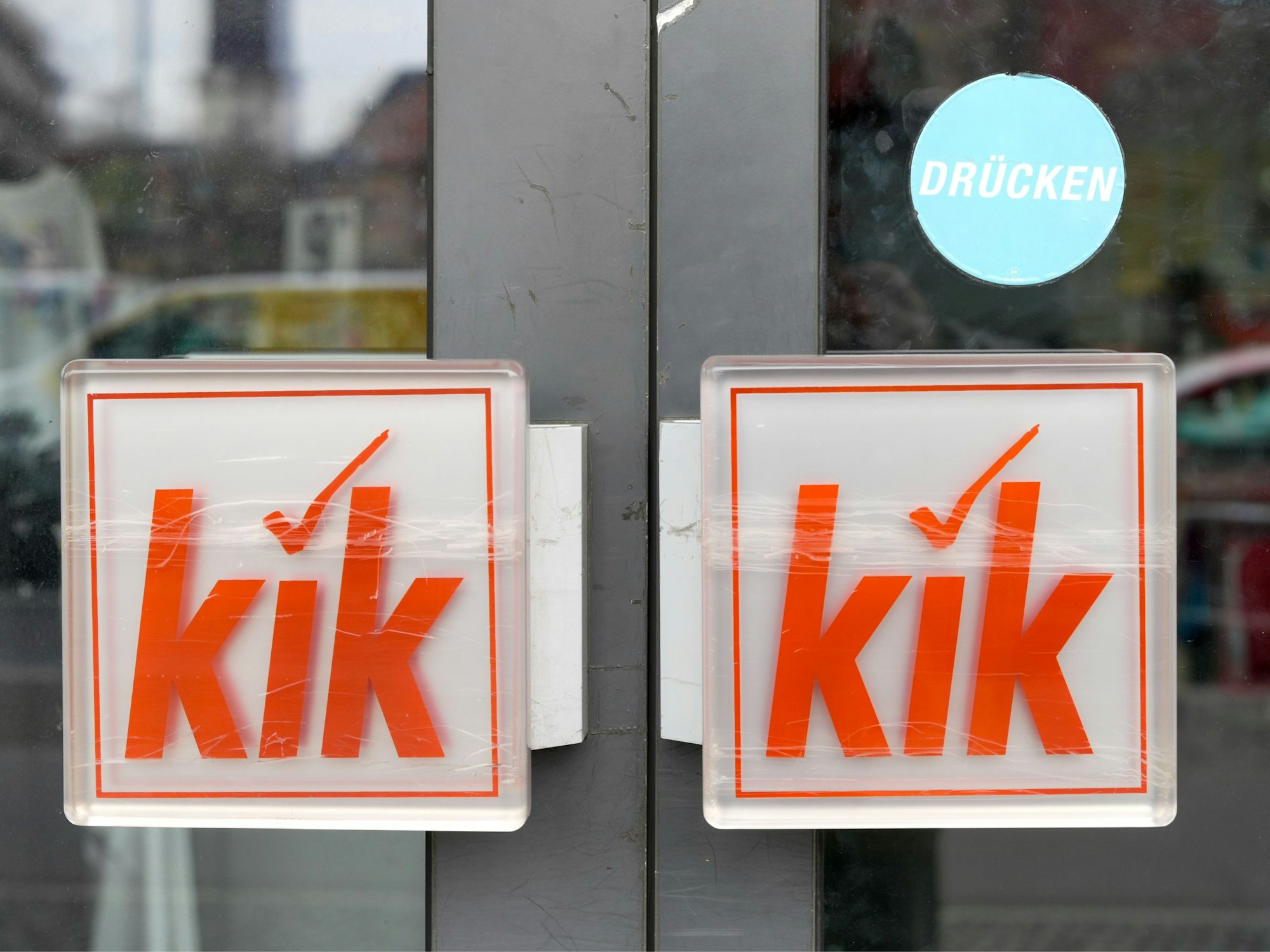 Das Logo vom Textil- und Haushaltswaren-Discounter Kik ist am Eingang einer Filiale zu sehen. Kik schließt in diesem Jahr Hunderte Filialen.