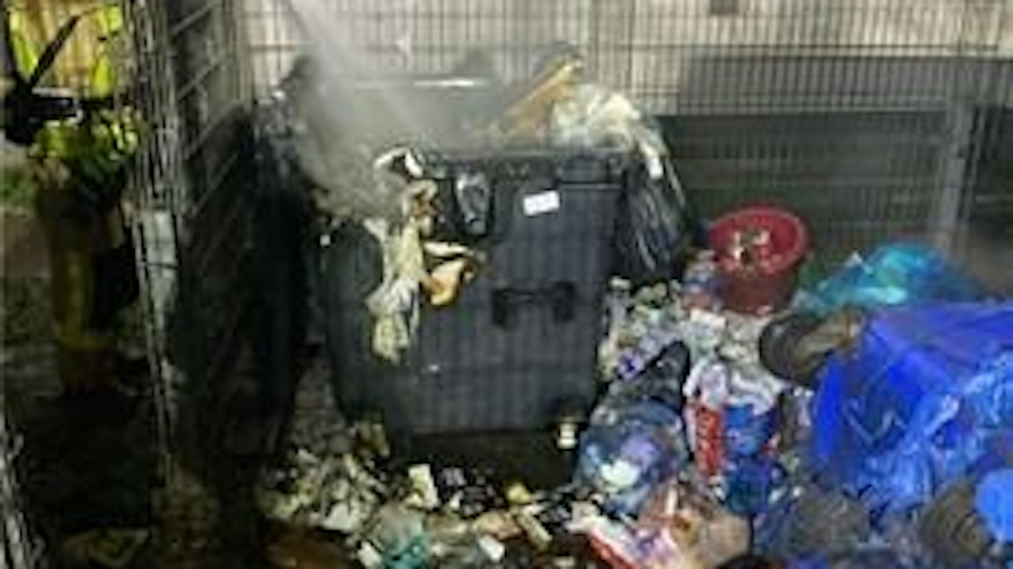 Brennende Müllcontainer in Monheim am Rhein.