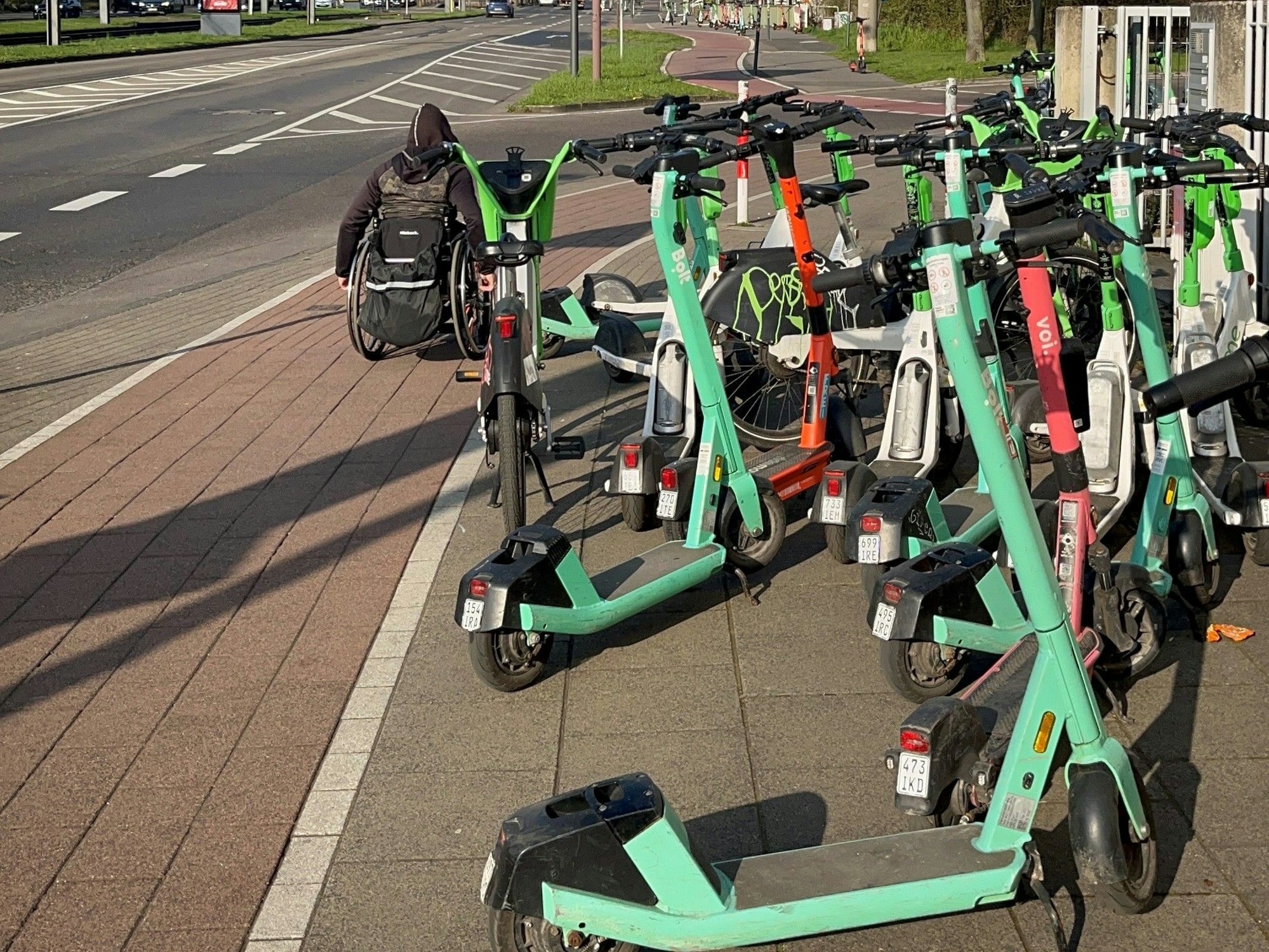 E-Scooter blockieren an der Aachener Straße den Fußweg.
