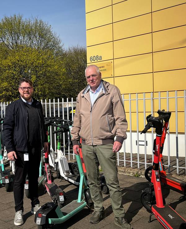 Friedrich Jeschke (li., Volt) und Klaus Reinartz (FDP) inmitten der wild abgestellten E-Scooter nach FC-Spielen