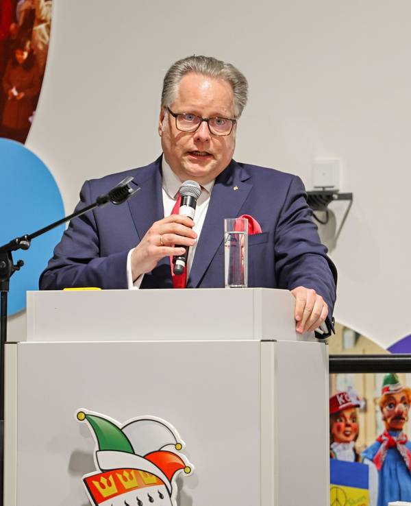 Lutz Schade steht am Rednerpult.