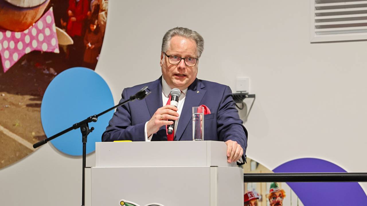 Lutz Schade steht am Rednerpult.