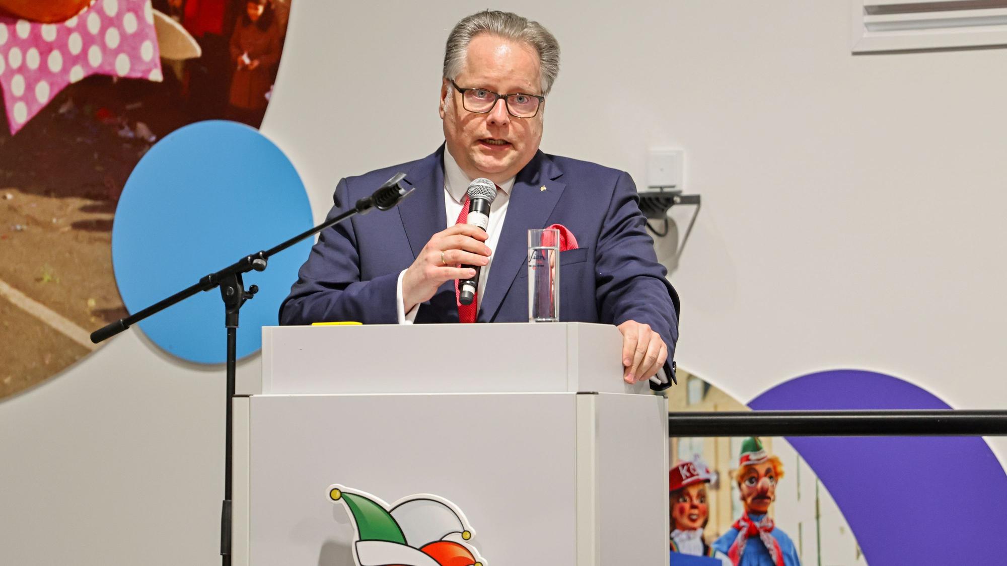 Lutz Schade hält eine Rede.