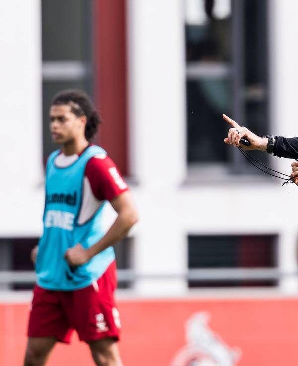 Kölns Interimstrainer René Wagner auf dem Platz in Aktion.