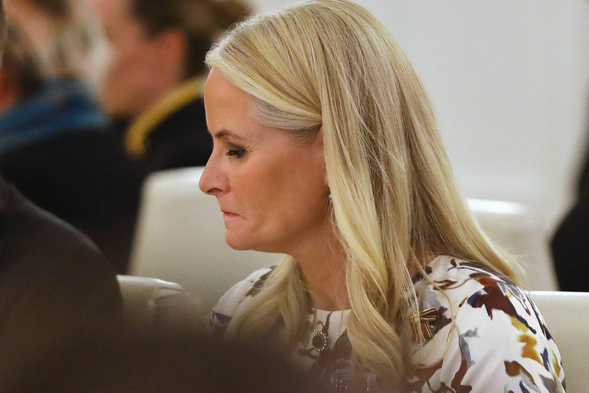 Mette-Marit von Norwegen schaut zur Seite.