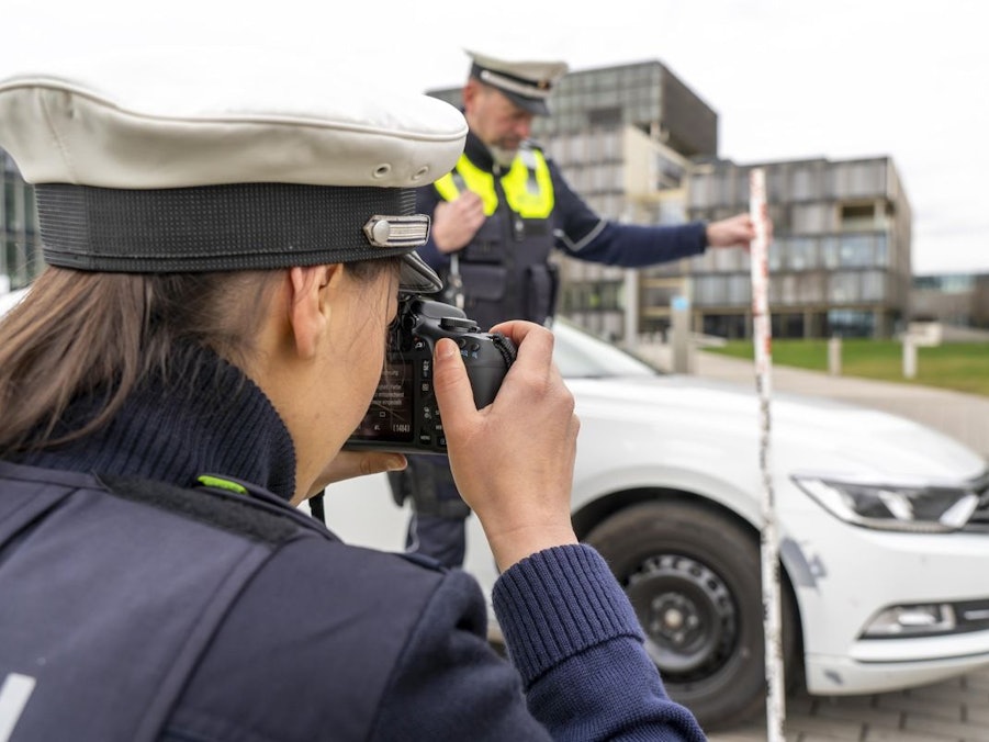 Ein Polizeiauto mit Blaulicht.