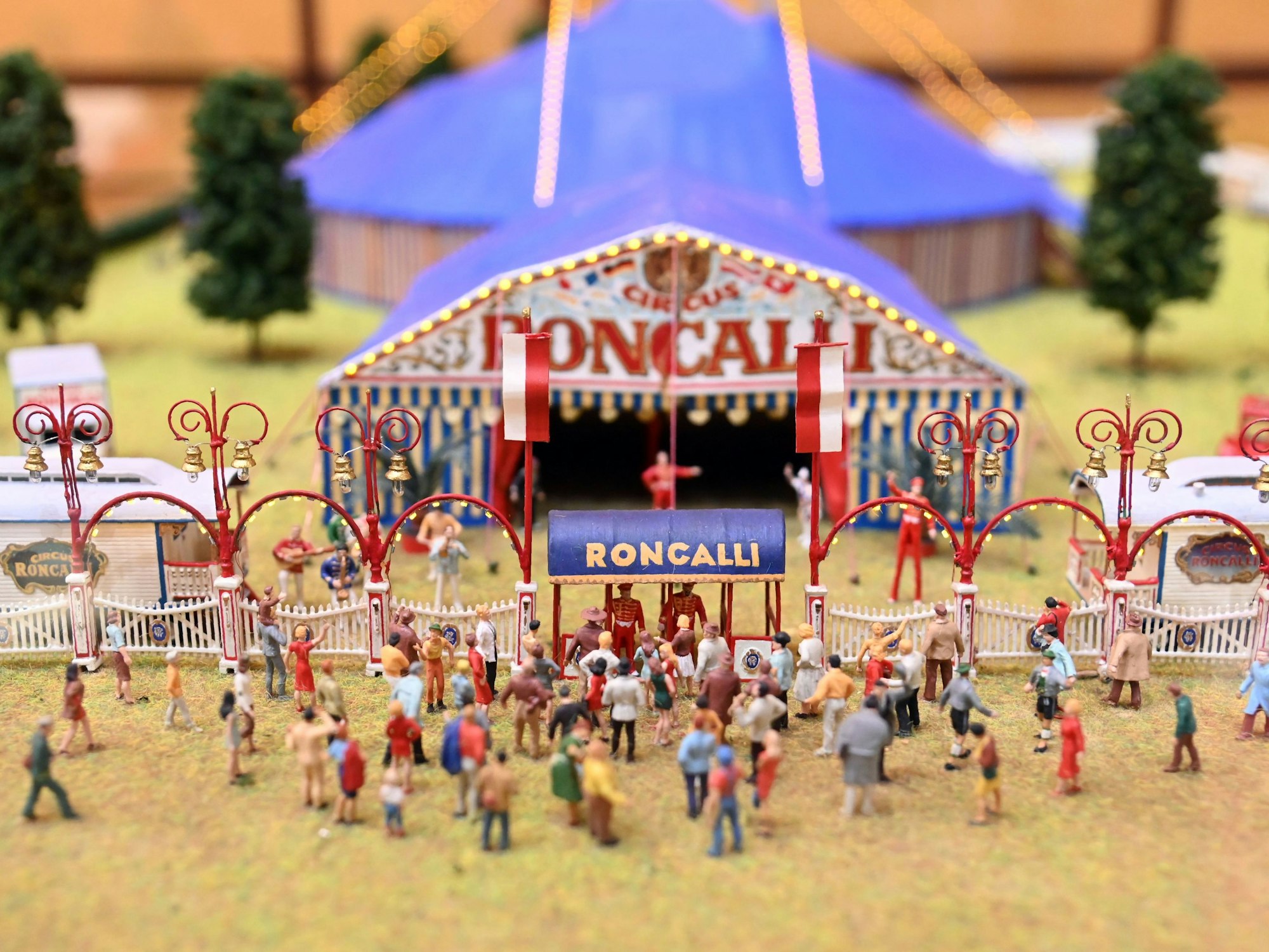 Ausstellung „Liebe zur Nostalgie – Mut zur Innovation: 50 Jahre Roncalli“ in der Kreissparkasse Köln.