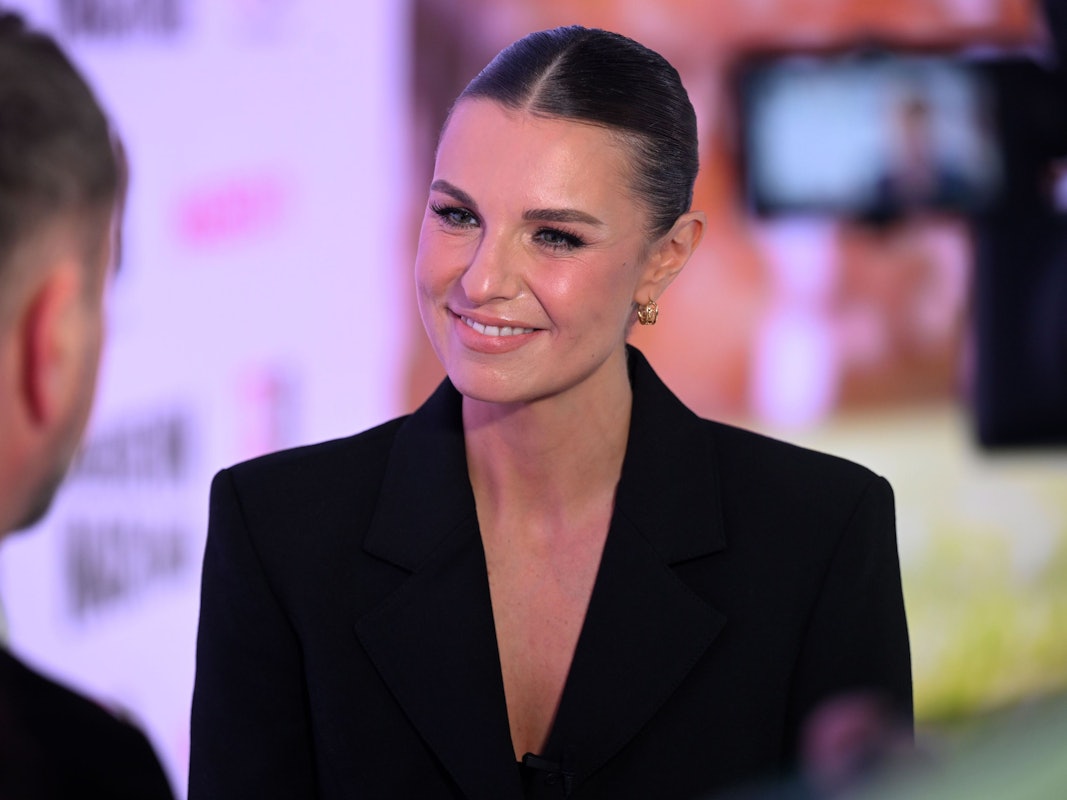 Laura Wontorra gibt bei der Pressekonferenz von Telekom mit der Vorstellung des Konzeptes für die Fußball-Weltmeisterschaft ein Interview.