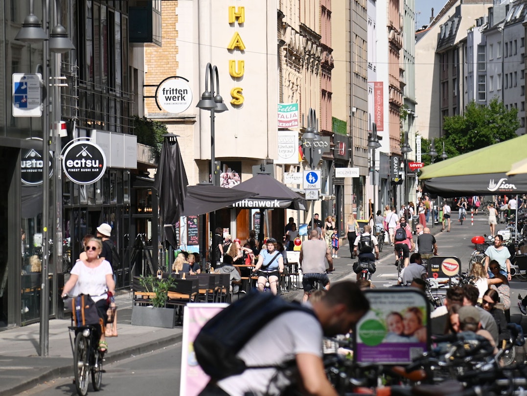 Die Ehrenstraße ist eine beliebte Shoppingmeile.