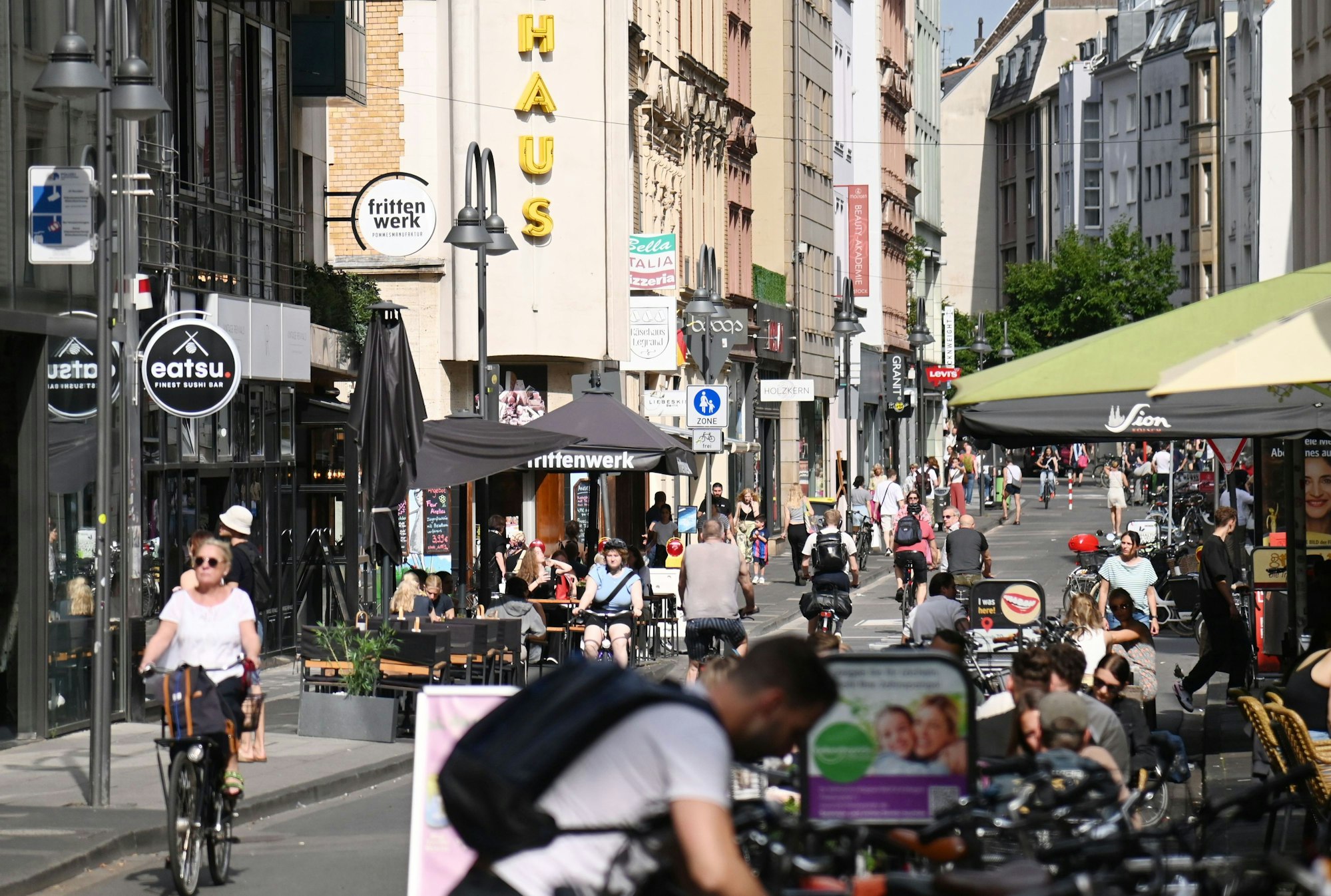 Die Ehrenstraße ist eine beliebte Shoppingmeile.