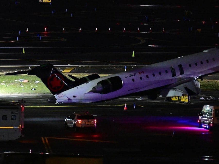 Beschädigtes Flugzeug und Rettungsfahrzeuge