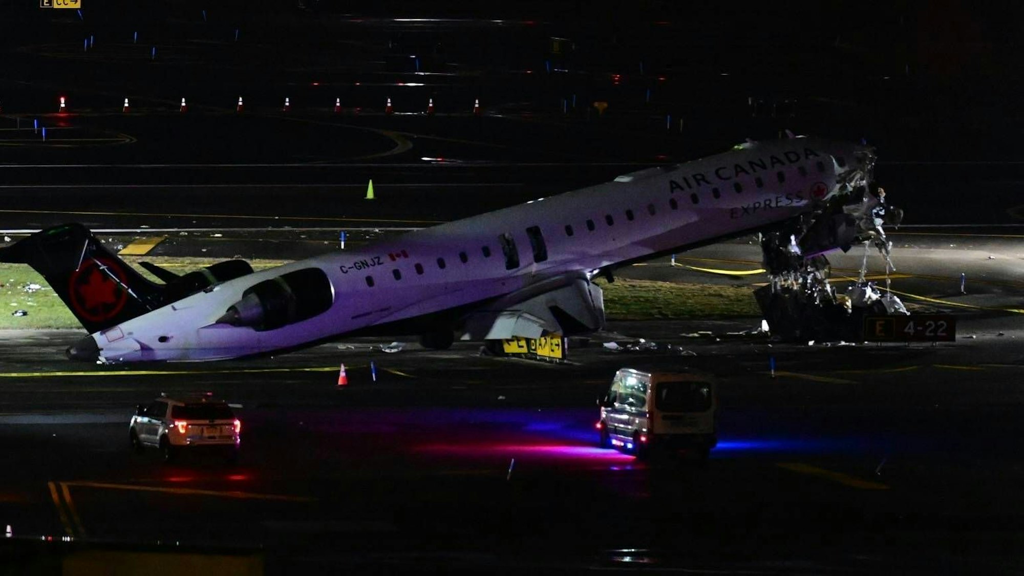 Beschädigtes Flugzeug und Rettungsfahrzeuge