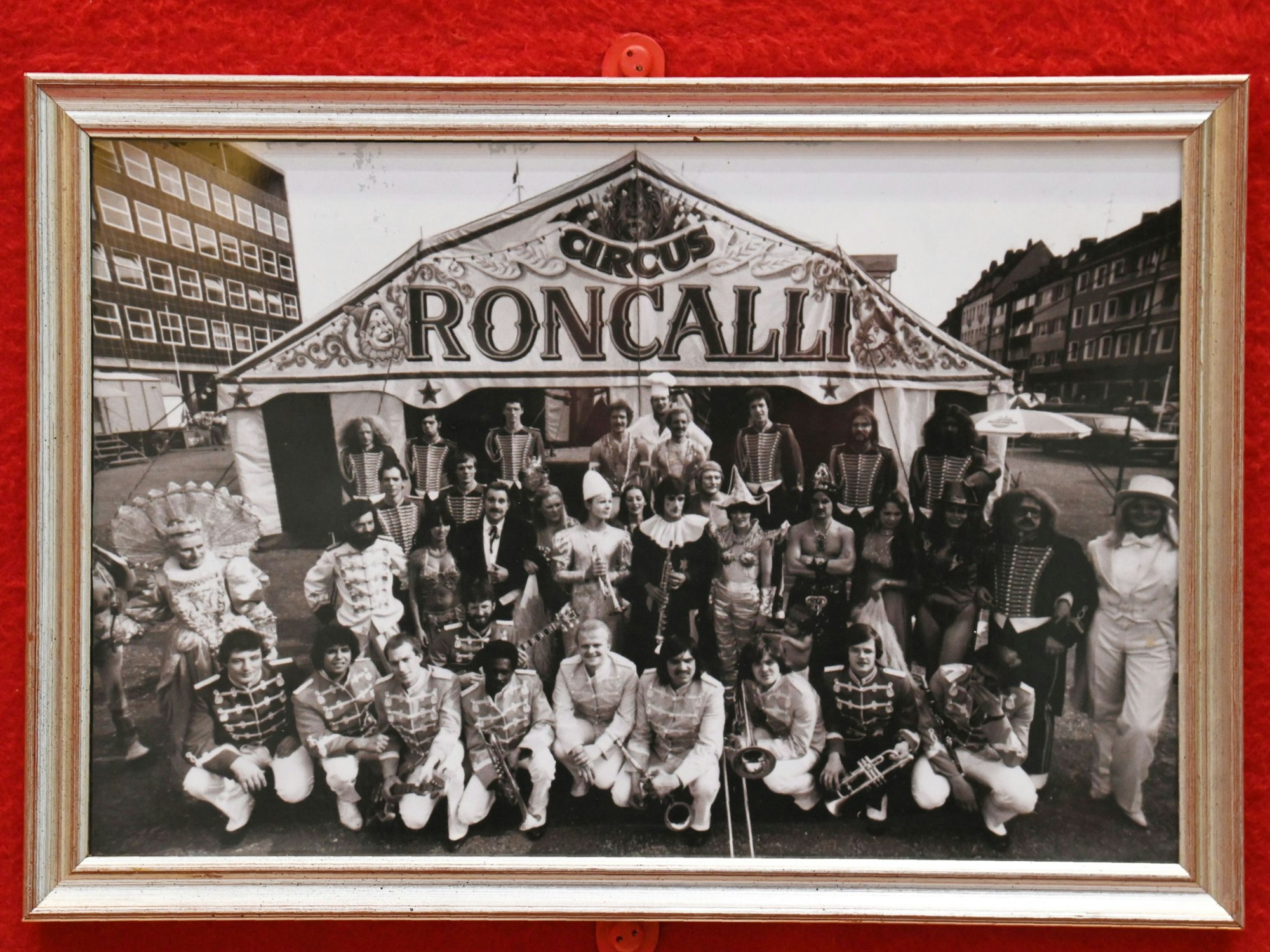 Ausstellung „Liebe zur Nostalgie – Mut zur Innovation: 50 Jahre Roncalli“ in der Kreissparkasse Köln.