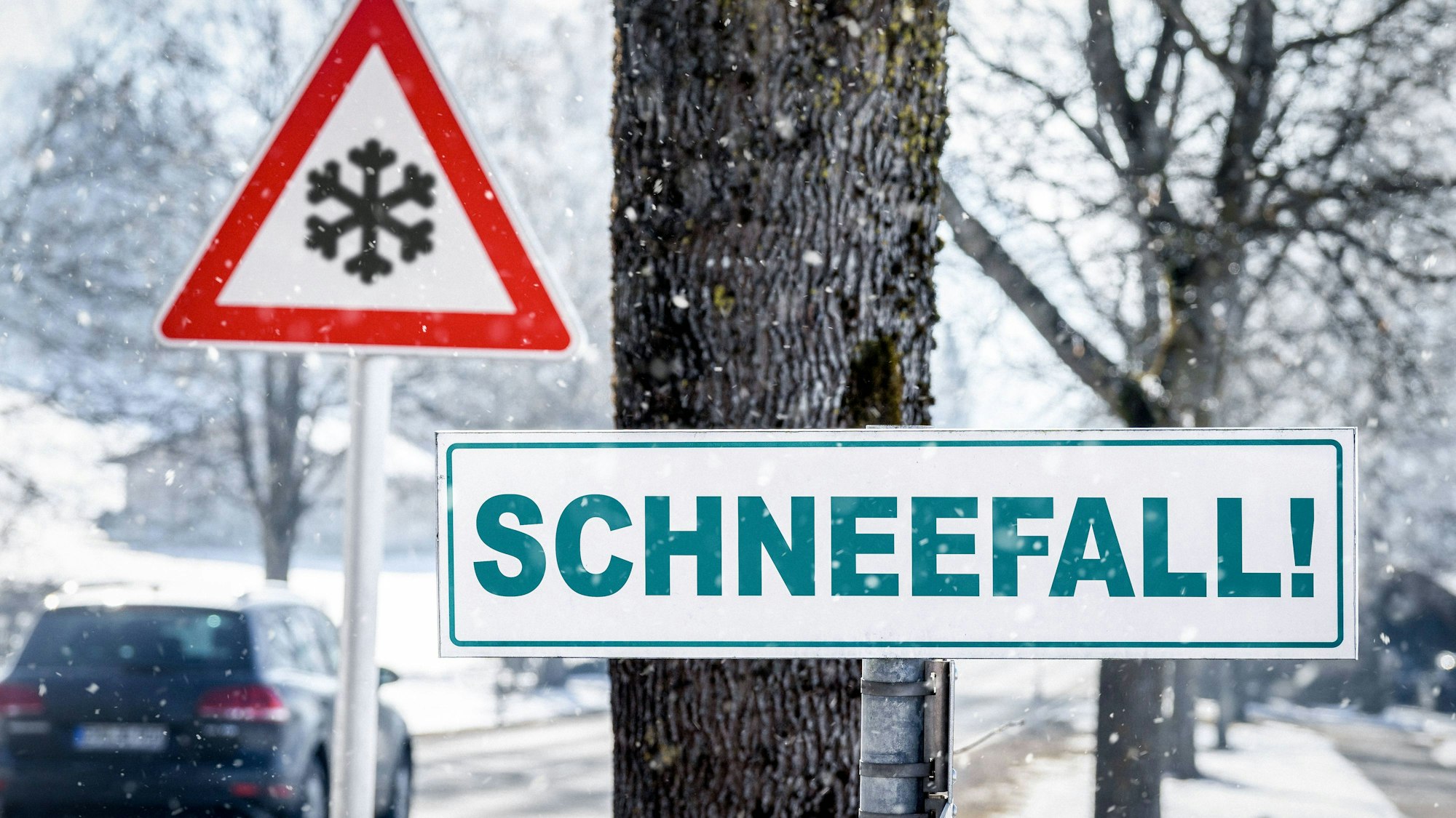 Winterliche Straße mit Warnschildern und Schneeflocken
