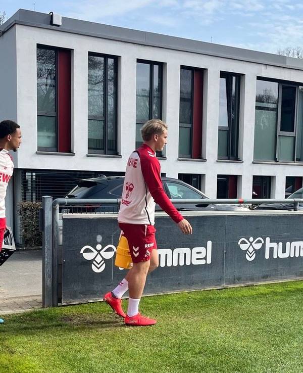 Fynn Schenten und Youssoupha Niang betreten am Dienstag den Trainingsplatz des 1. FC Köln.