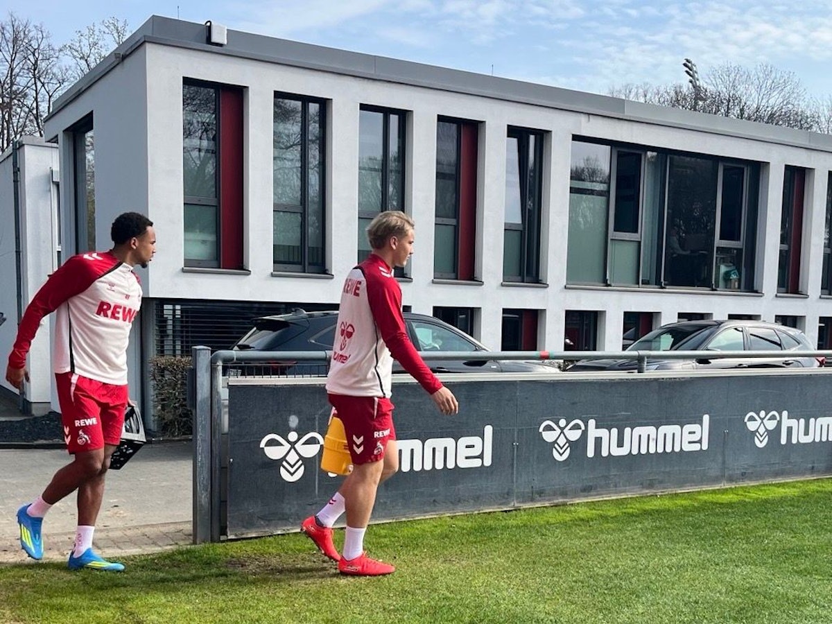 Fynn Schenten und Youssoupha Niang betreten am Dienstag den Trainingsplatz des 1. FC Köln.