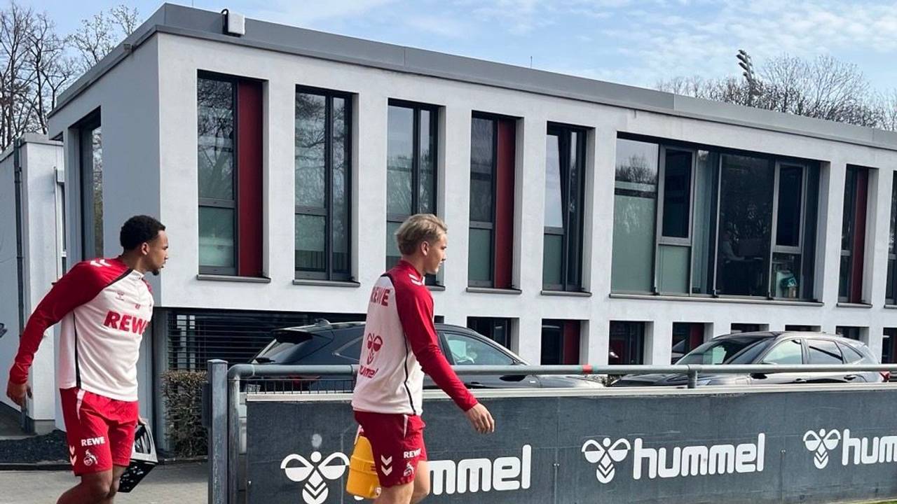 Fynn Schenten und Youssoupha Niang betreten am Dienstag den Trainingsplatz des 1. FC Köln.