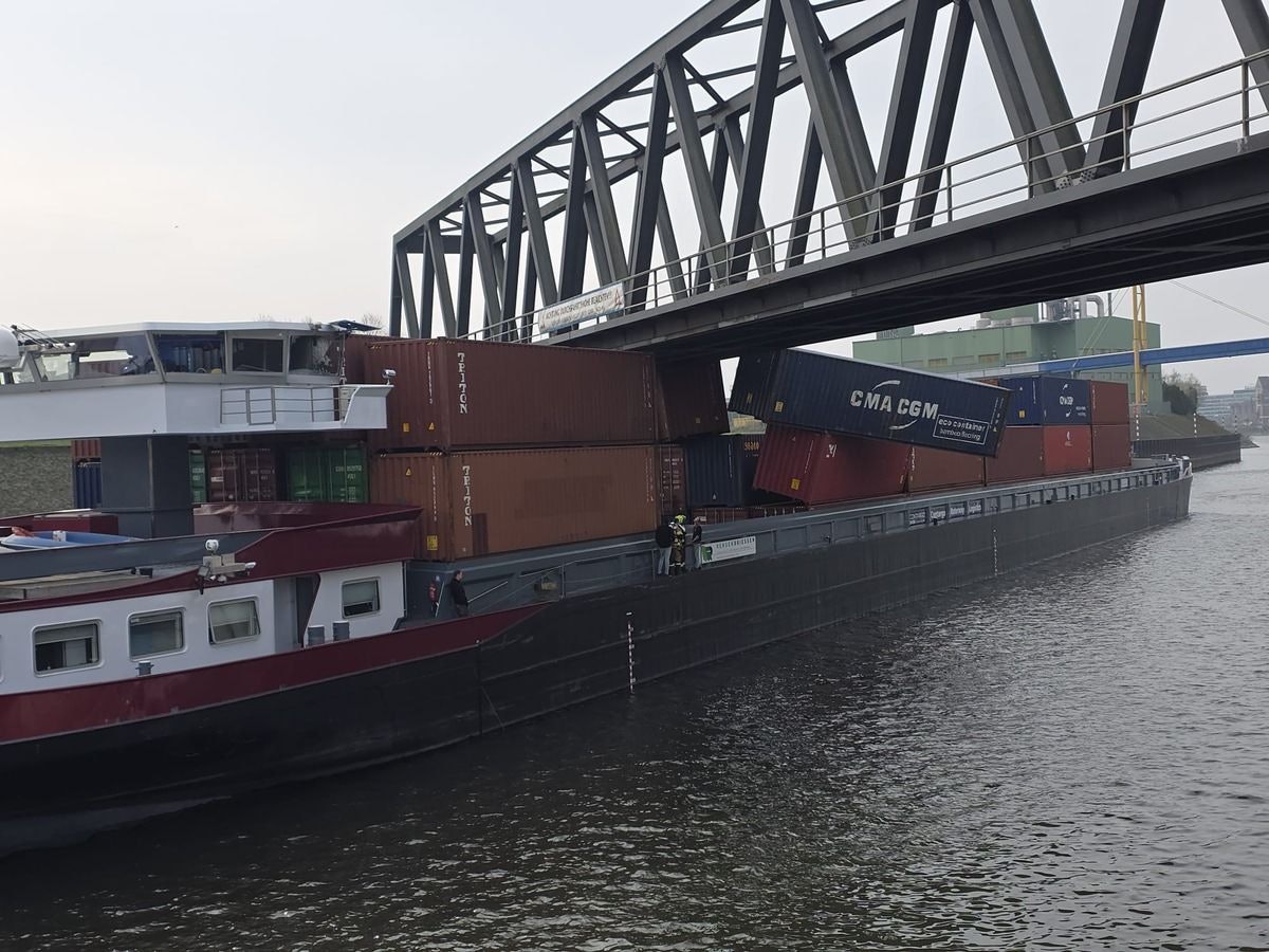 Gütermotorschiff rammt Brücke im Neusser Hafen.