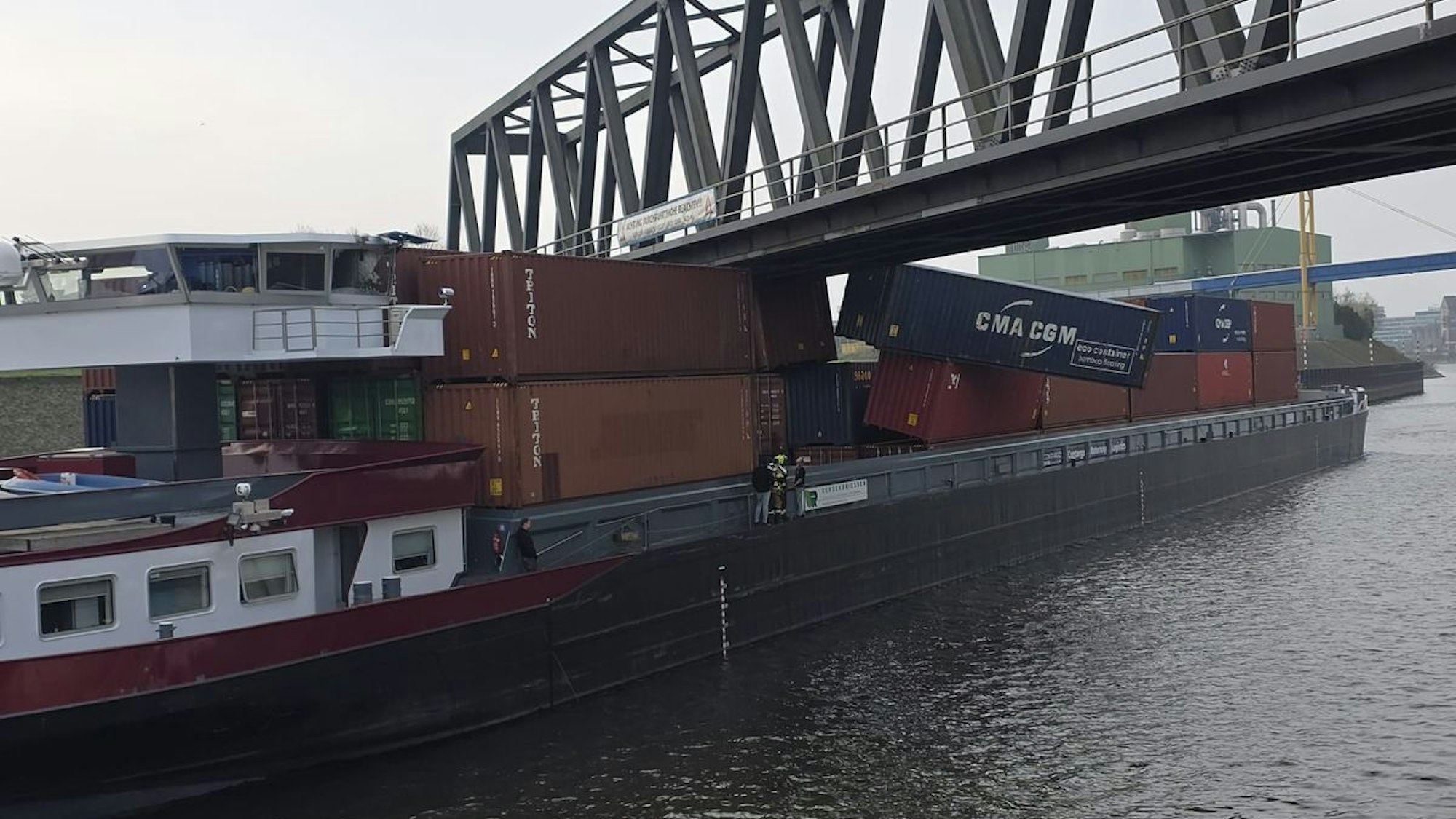 Gütermotorschiff rammt Brücke im Neusser Hafen.