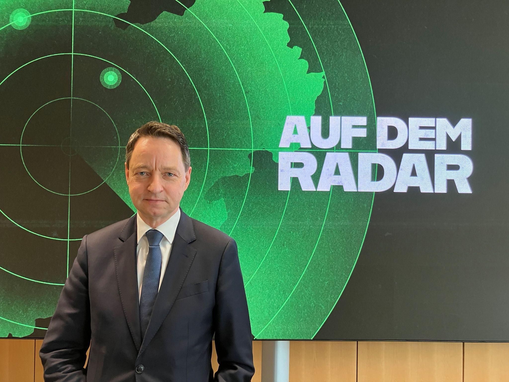 NRW-Minister Reul: Verfassungsschutz startet offensive Gegenoffensive ...