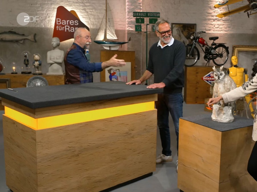„Wo hast du denn dieses Eulengetier her?“, fragte Moderator Horst Lichter neugierig Verkäufer Alfred aus Laupheim. (Bild: ZDF)