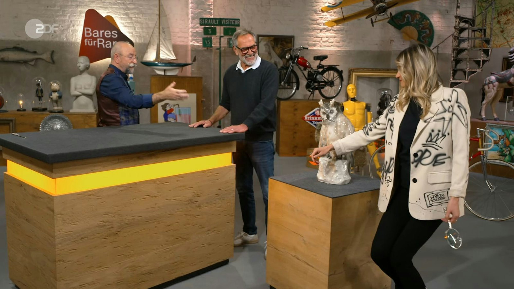 „Wo hast du denn dieses Eulengetier her?“, fragte Moderator Horst Lichter neugierig Verkäufer Alfred aus Laupheim. (Bild: ZDF)