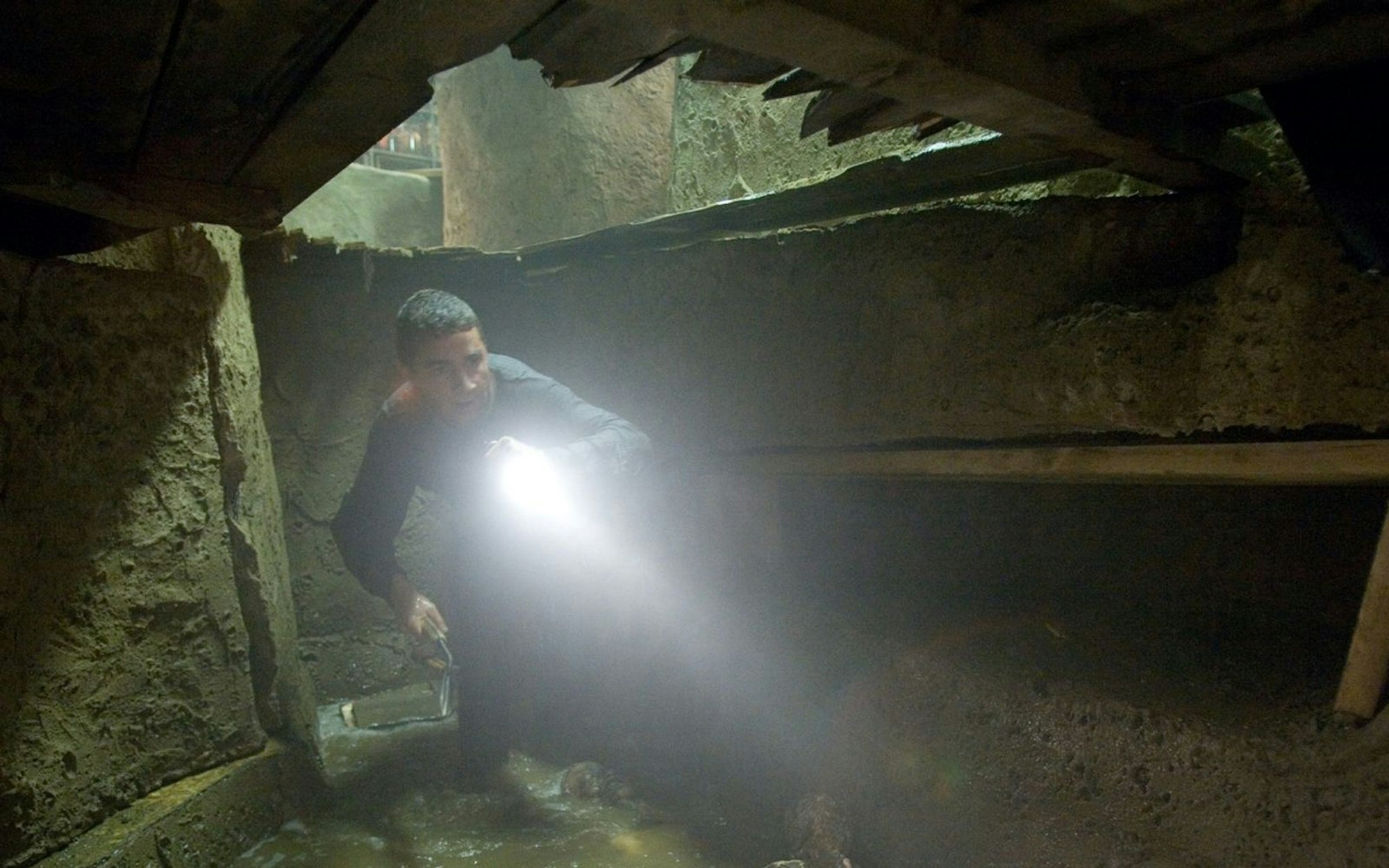 Kale (Shia LaBeouf) sucht im Keller nach Spuren eines Verbrechens. (Bild: 2008 Dreamworks LLC. And Cold Springs Pictures. All Rights Reserved. / Suzanne Tenner)