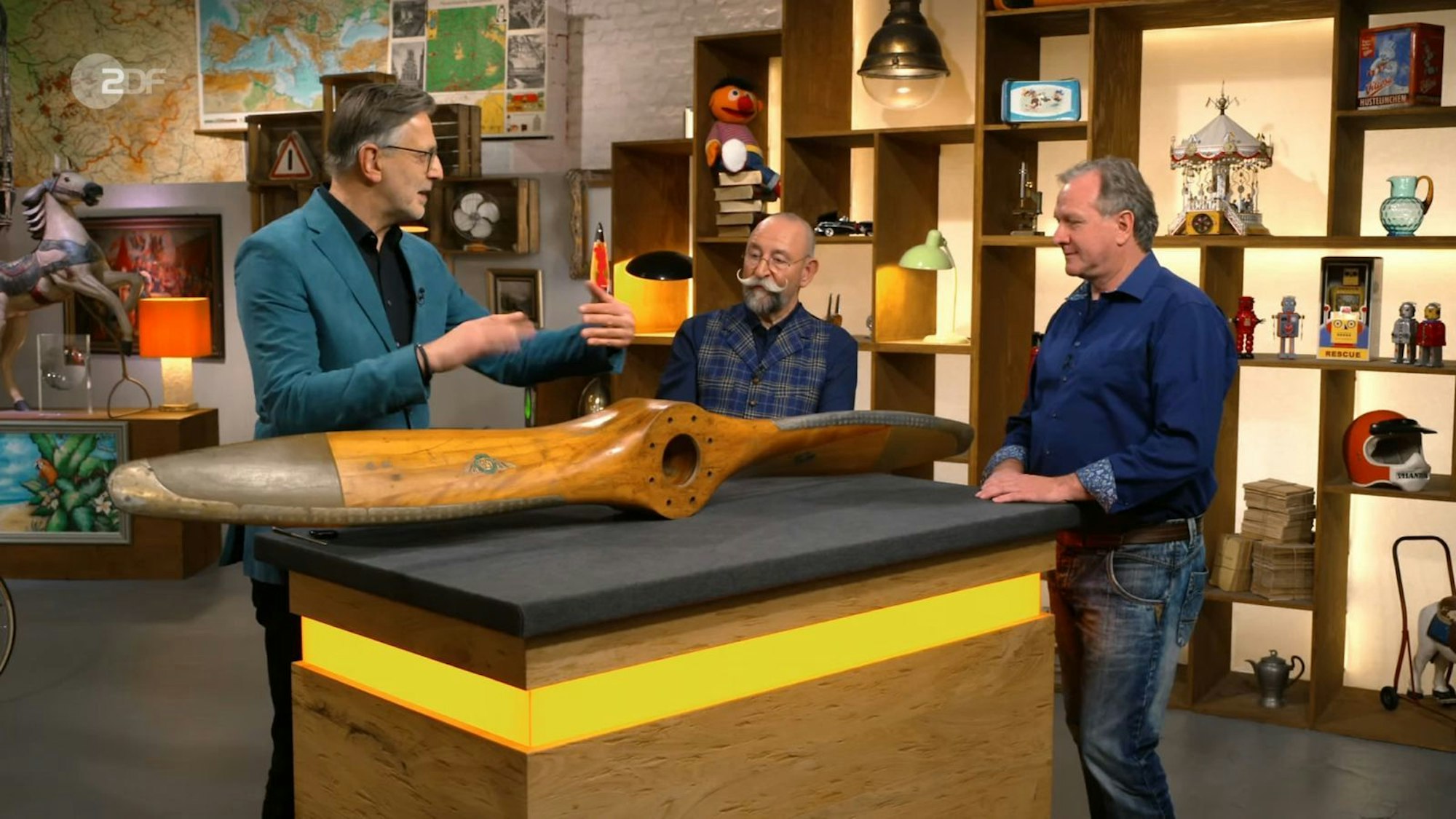 Den Holzpropeller hatte Uwe aus Bonn für 100 Euro gekauft, doch wollte er nun 1.500 Euro dafür. (Bild: ZDF)