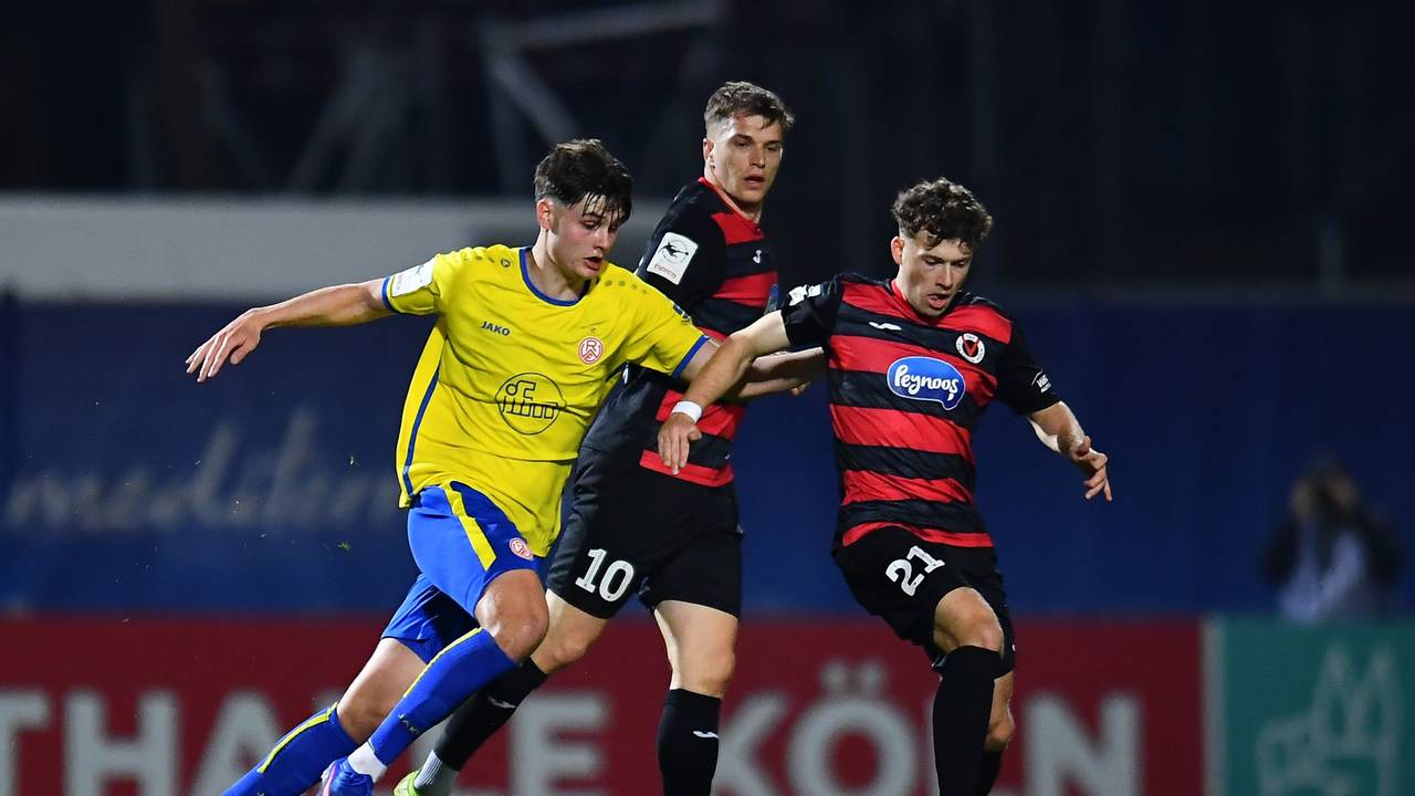 FC-Talent Jaka Cuber Potocnik im Zweikampf mit David Otto (Viktoria Köln)