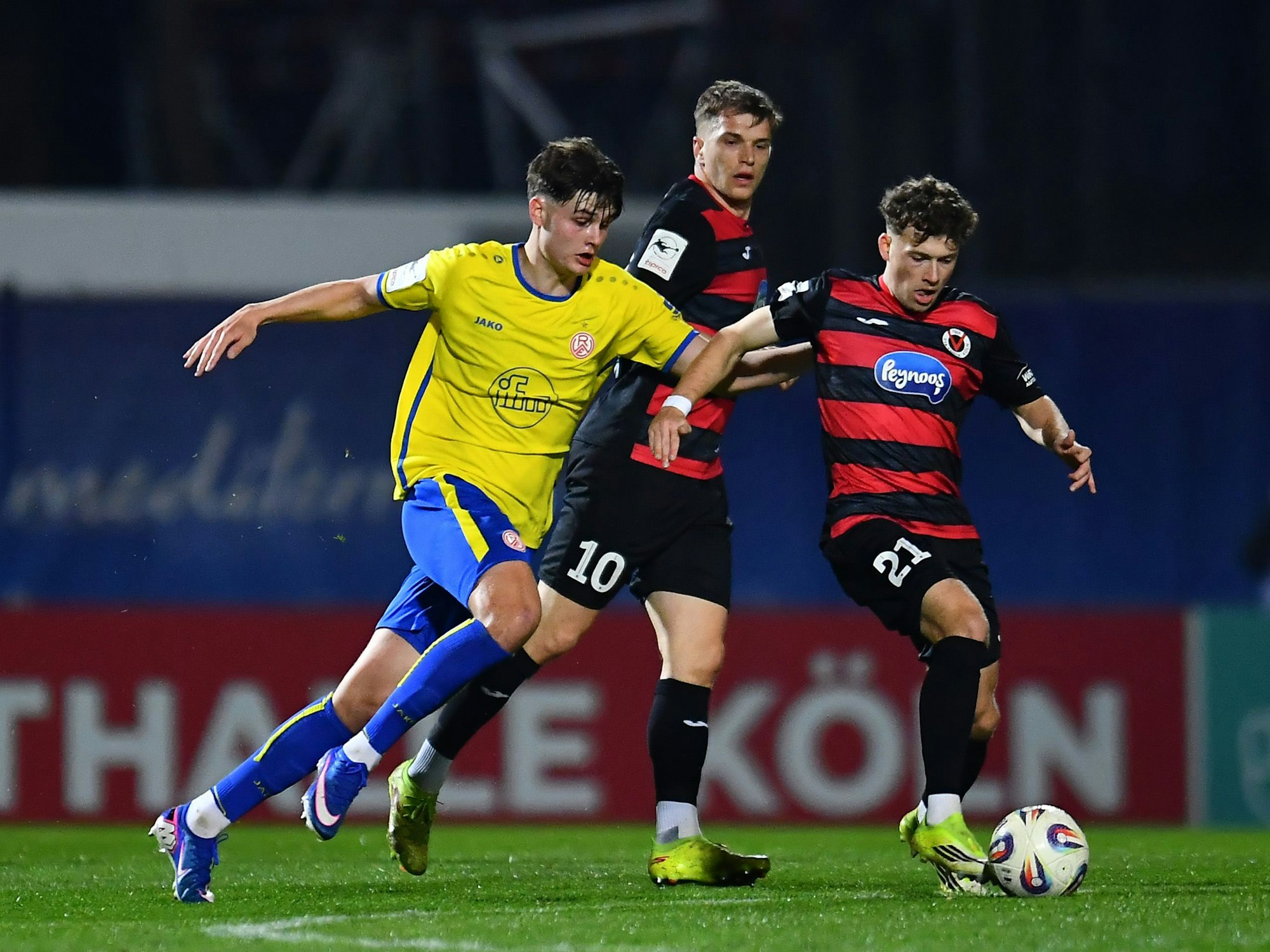 FC-Talent Jaka Cuber Potocnik im Zweikampf mit David Otto (Viktoria Köln)