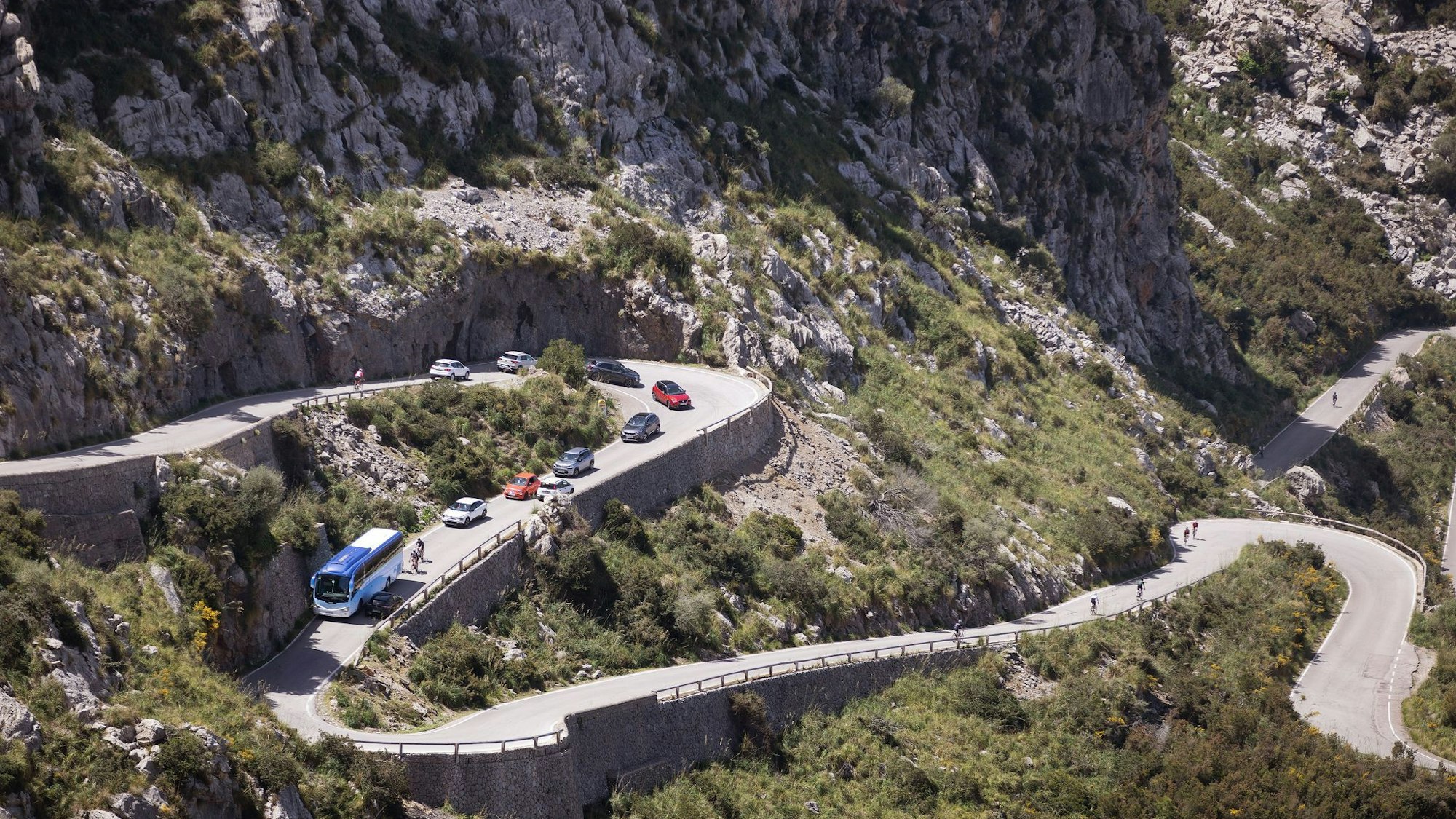 Straße im Tramuntana-Gebirge auf Mallorca
