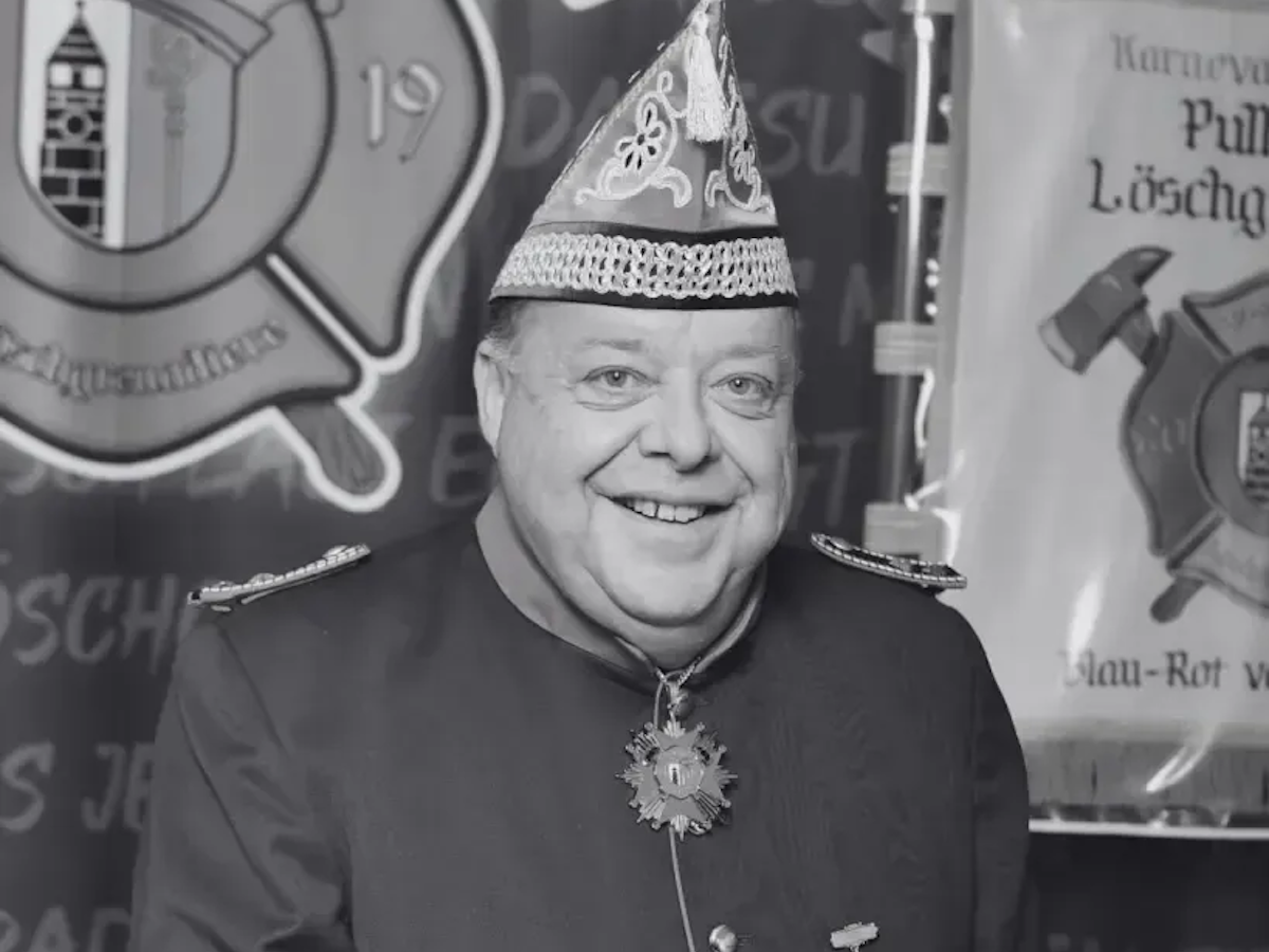 Auf dem Foto ist ein Mann in Karnevals-Uniform zu sehen.