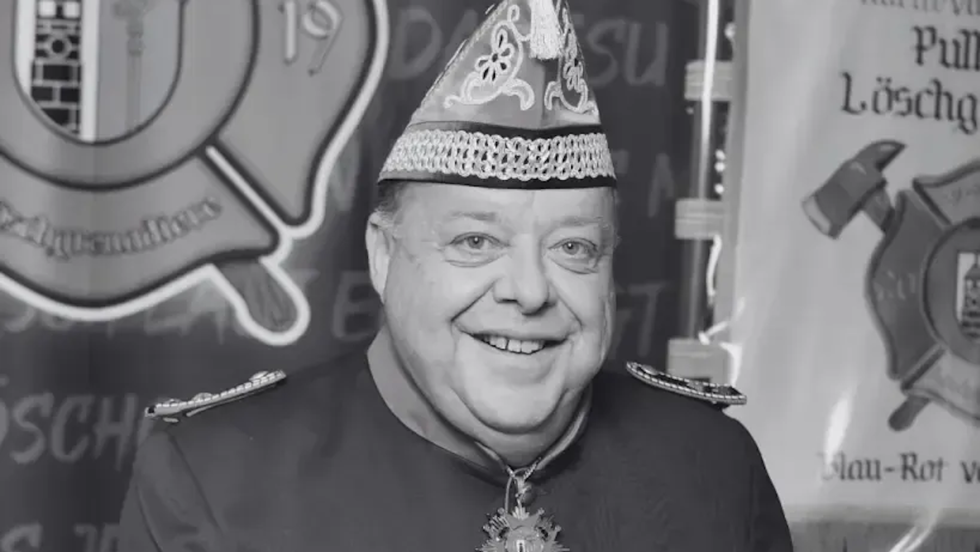 Auf dem Foto ist ein Mann in Karnevals-Uniform zu sehen.