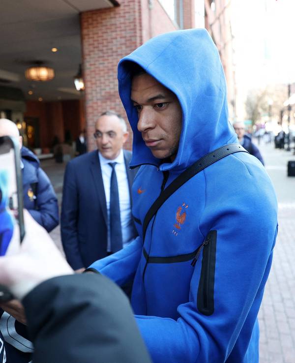 Kylian Mbappé schreibt Autogramme.