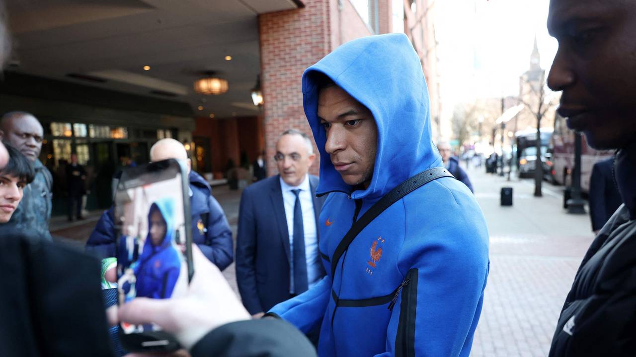 Kylian Mbappé schreibt Autogramme.
