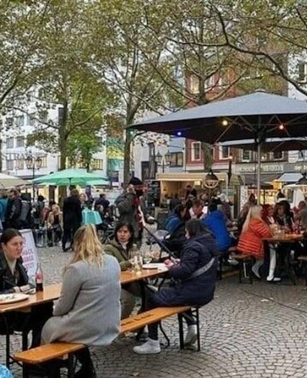 Gäste auf dem Feierabendmarkt am Rudolfplatz