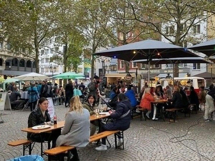Gäste auf dem Feierabendmarkt am Rudolfplatz