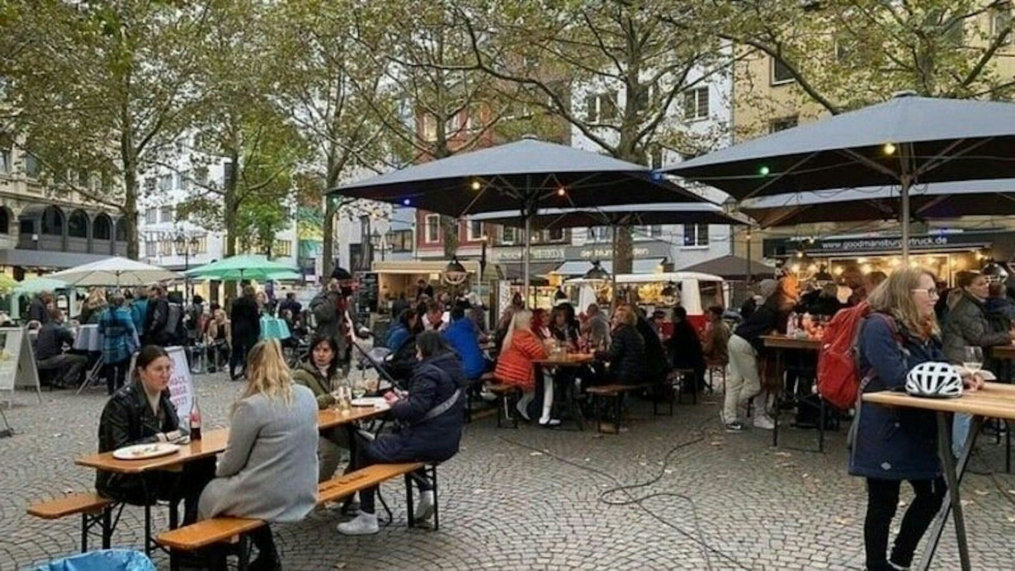 Gäste auf dem Feierabendmarkt am Rudolfplatz