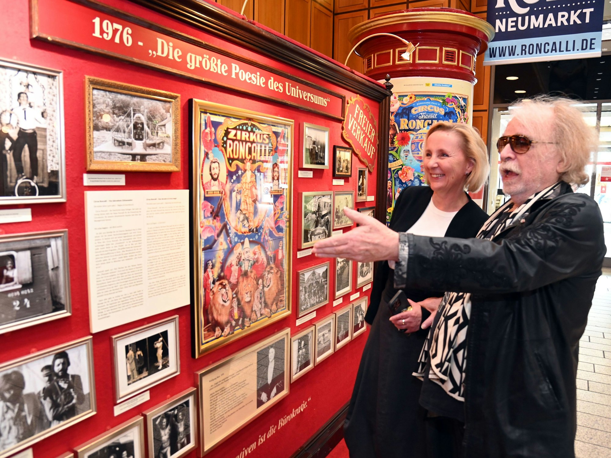 Ausstellung „Liebe zur Nostalgie – Mut zur Innovation: 50 Jahre Roncalli“ in der Kreissparkasse Köln.