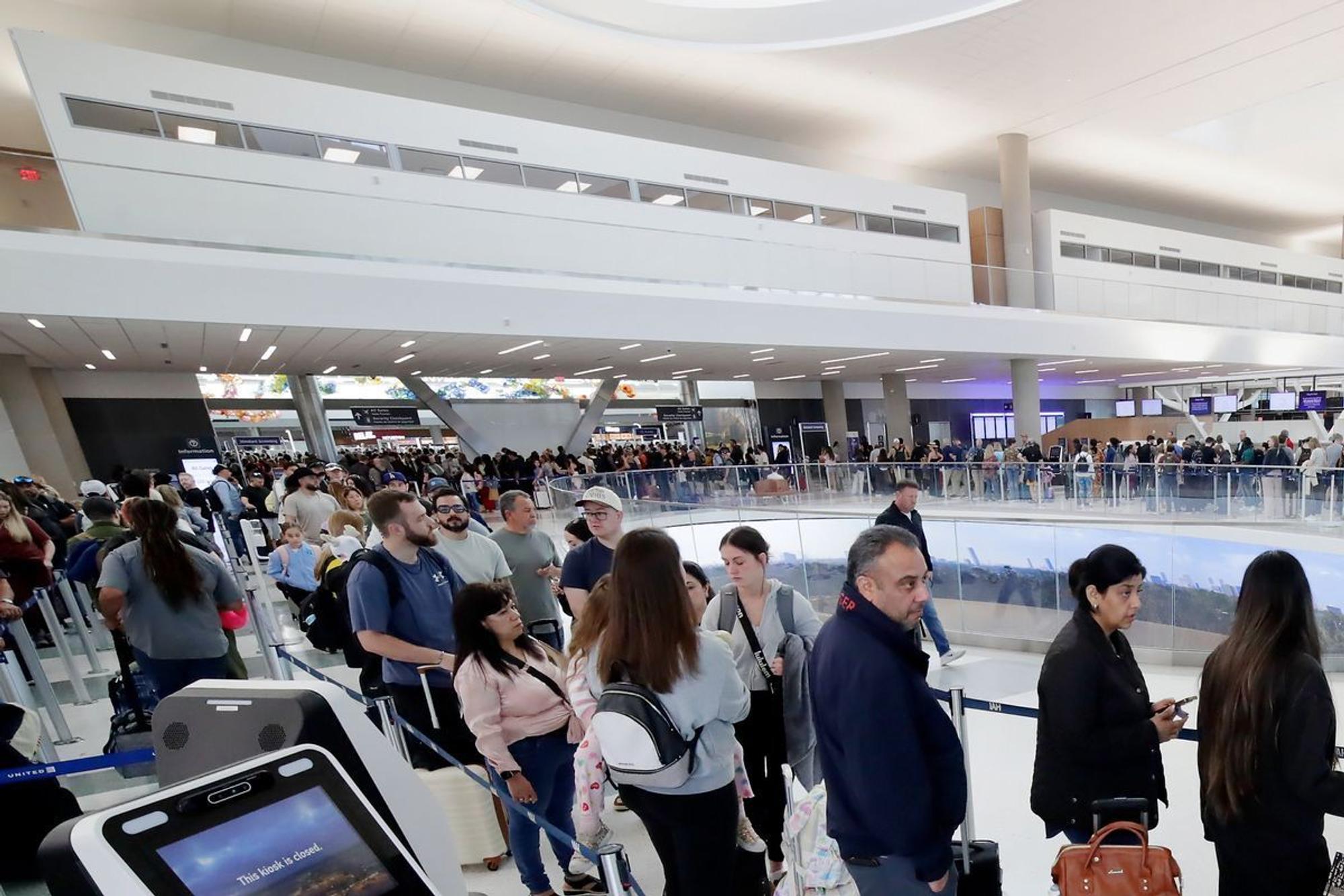 Lange Warteschlangen auf Flughafen in Houston