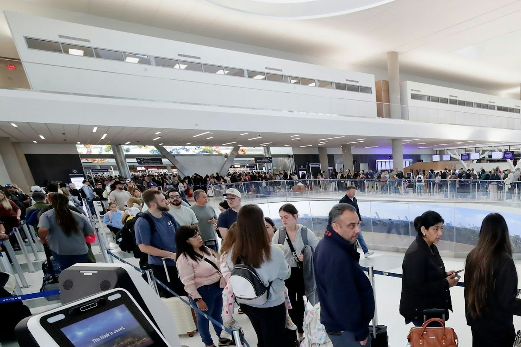 Lange Warteschlangen auf Flughafen in Houston